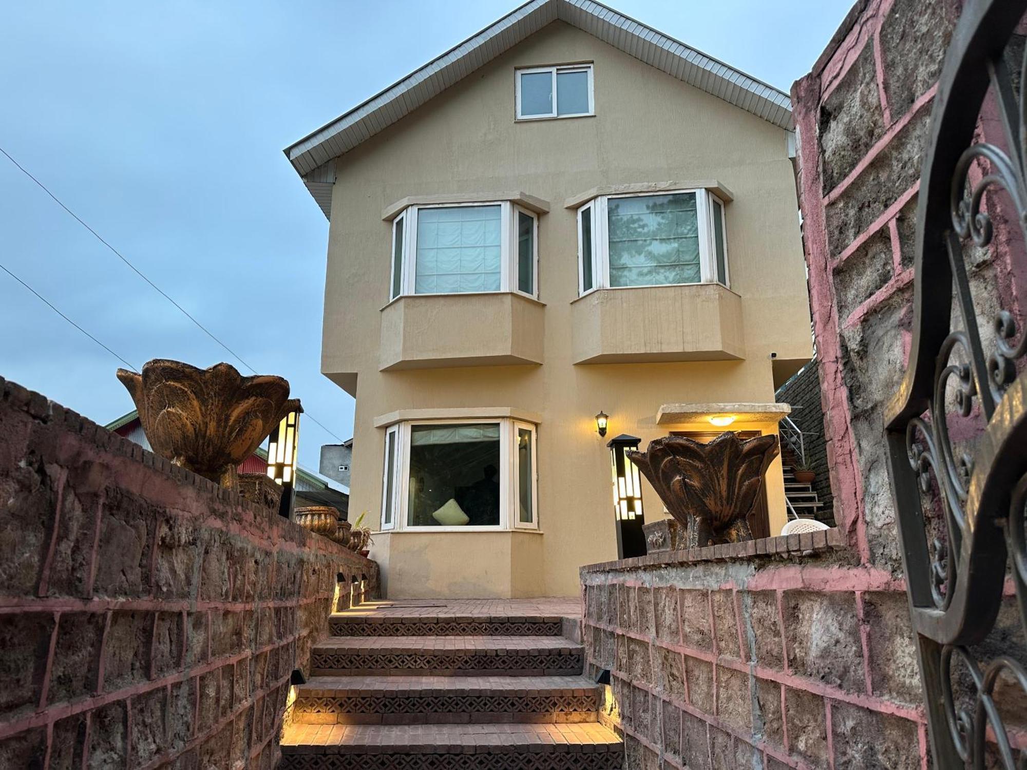 מורי Sarah'S Lodge מראה חיצוני תמונה